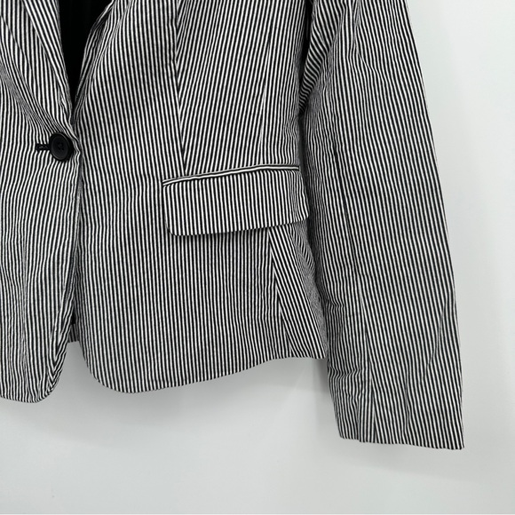 Banana Republic Factory Seersucker Striped Blazer Jacket size 4 Navy and White - Picture 6 of 14